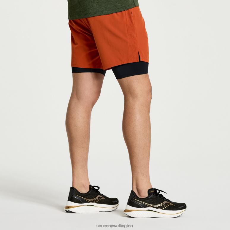 Saucony Men Outpace 7 2-in-1 Short Lava 0066X390